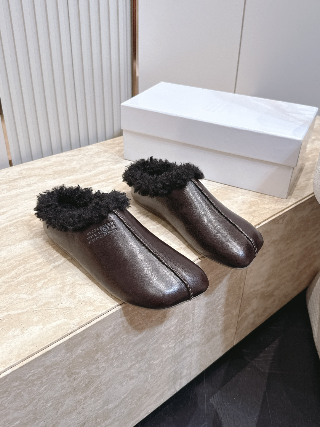 Maison Margiela mm6 秋季新款复古穆勒羊毛拖鞋‼️ 自带松弛极简氛围感的复古乐福穆勒拖，分趾头型搭配无