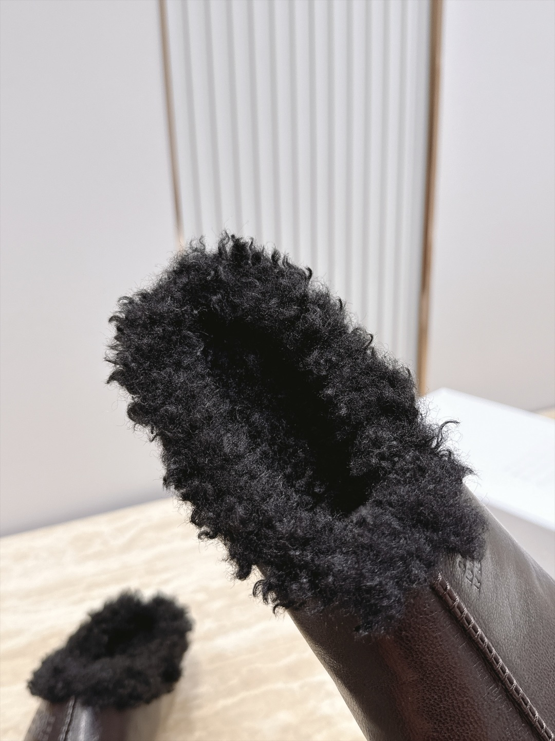Maison Margiela mm6 秋季新款复古穆勒羊毛拖鞋‼️ 自带松弛极简氛围感的复古乐福穆勒拖，分趾头型搭配无