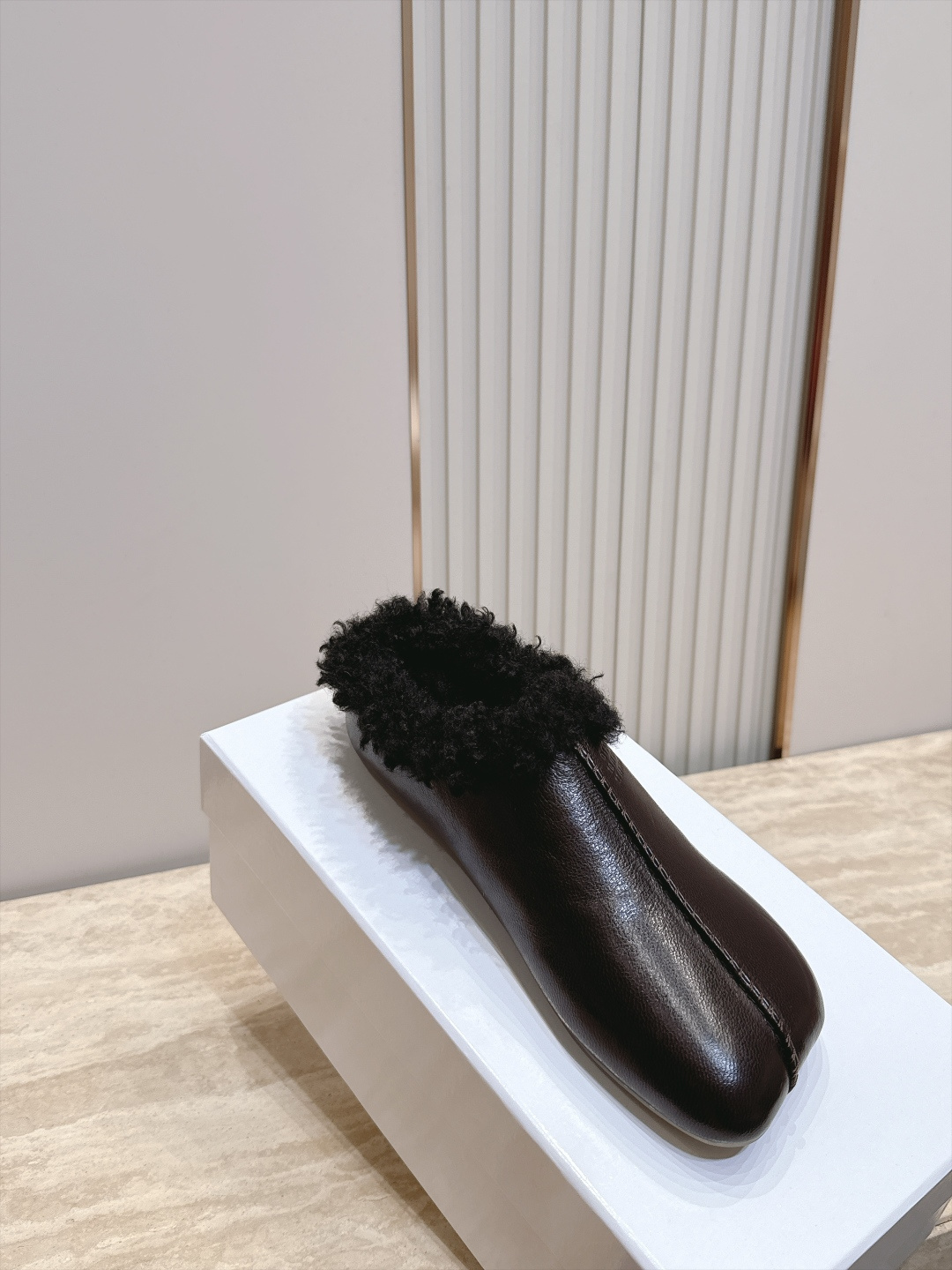 Maison Margiela mm6 秋季新款复古穆勒羊毛拖鞋‼️ 自带松弛极简氛围感的复古乐福穆勒拖，分趾头型搭配无