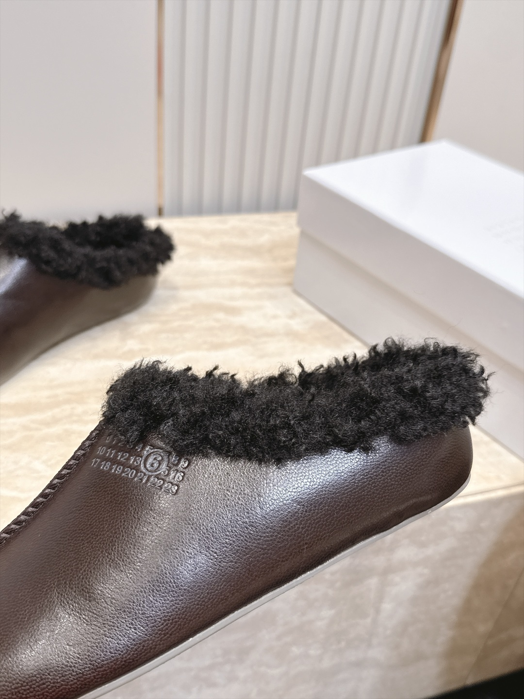 Maison Margiela mm6 秋季新款复古穆勒羊毛拖鞋‼️ 自带松弛极简氛围感的复古乐福穆勒拖，分趾头型搭配无
