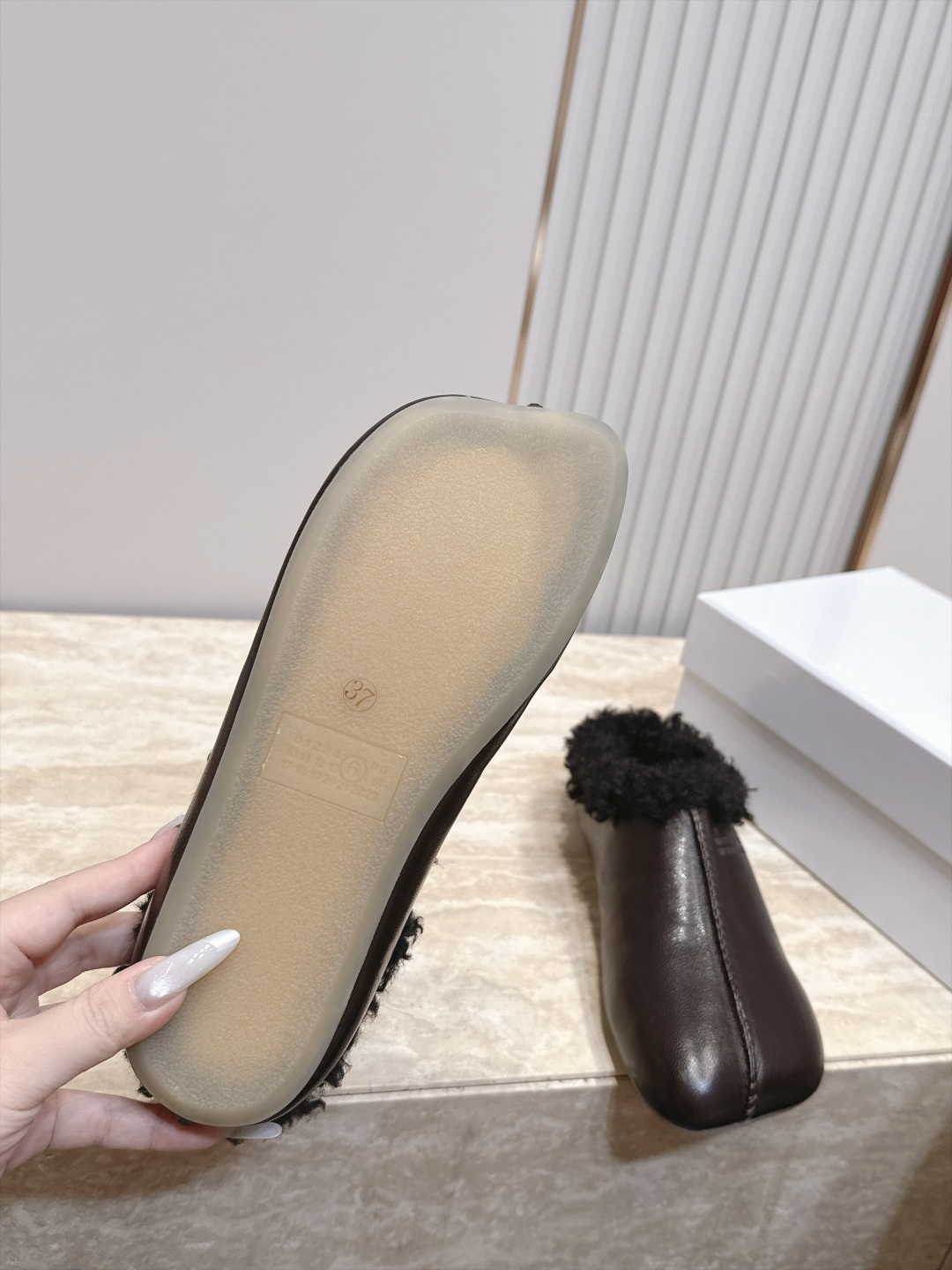 Maison Margiela mm6 秋季新款复古穆勒羊毛拖鞋‼️ 自带松弛极简氛围感的复古乐福穆勒拖，分趾头型搭配无
