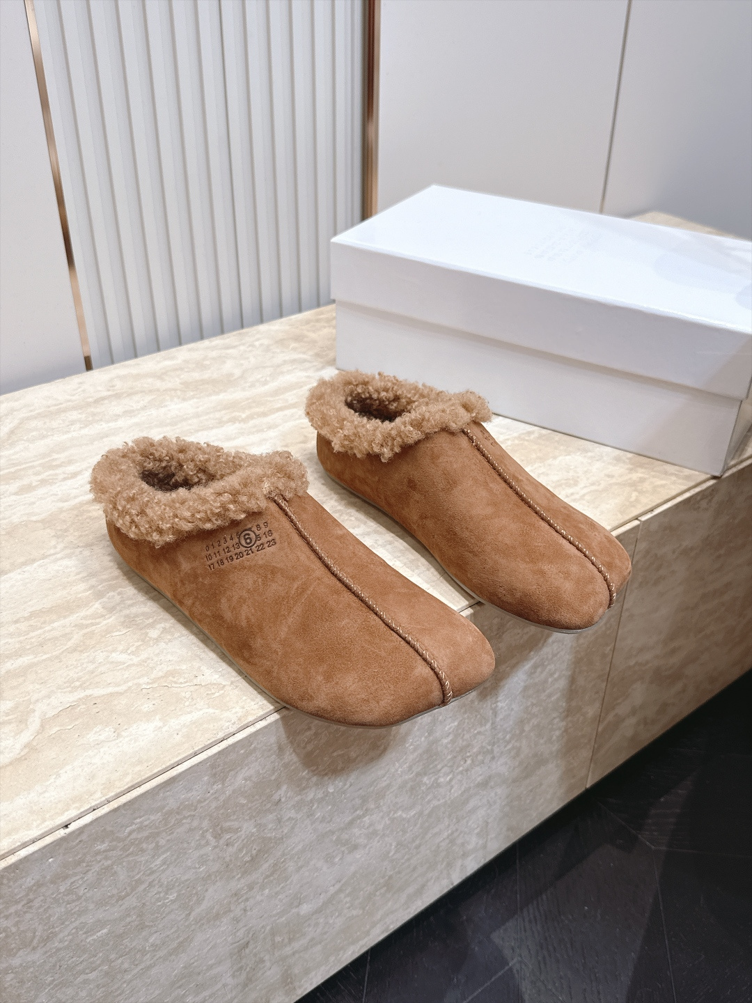 Maison Margiela mm6 秋季新款复古穆勒羊毛拖鞋‼️ 自带松弛极简氛围感的复古乐福穆勒拖，分趾头型搭配无