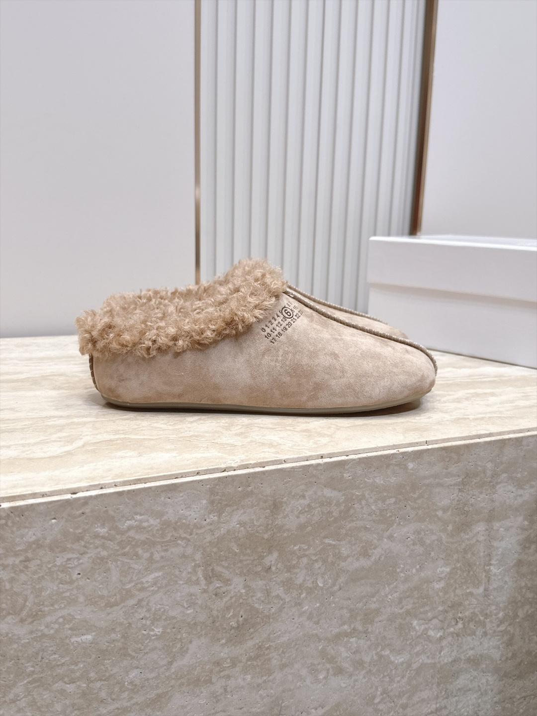 Maison Margiela mm6 秋季新款复古穆勒羊毛拖鞋‼️ 自带松弛极简氛围感的复古乐福穆勒拖，分趾头型搭配无