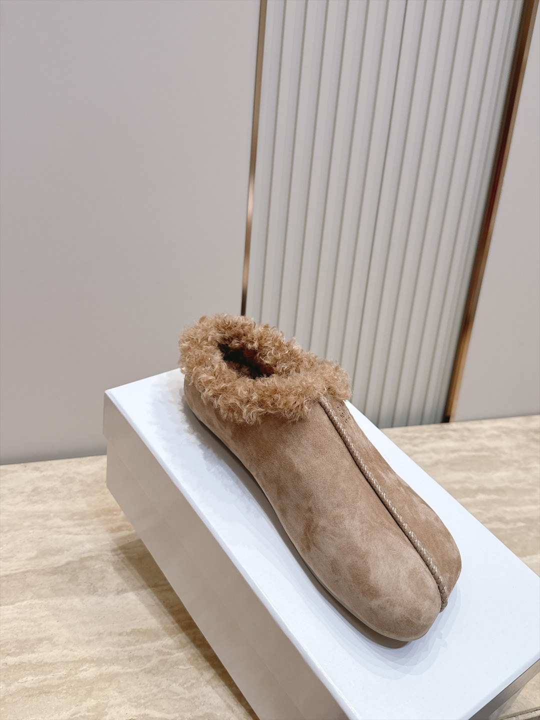 Maison Margiela mm6 秋季新款复古穆勒羊毛拖鞋‼️ 自带松弛极简氛围感的复古乐福穆勒拖，分趾头型搭配无