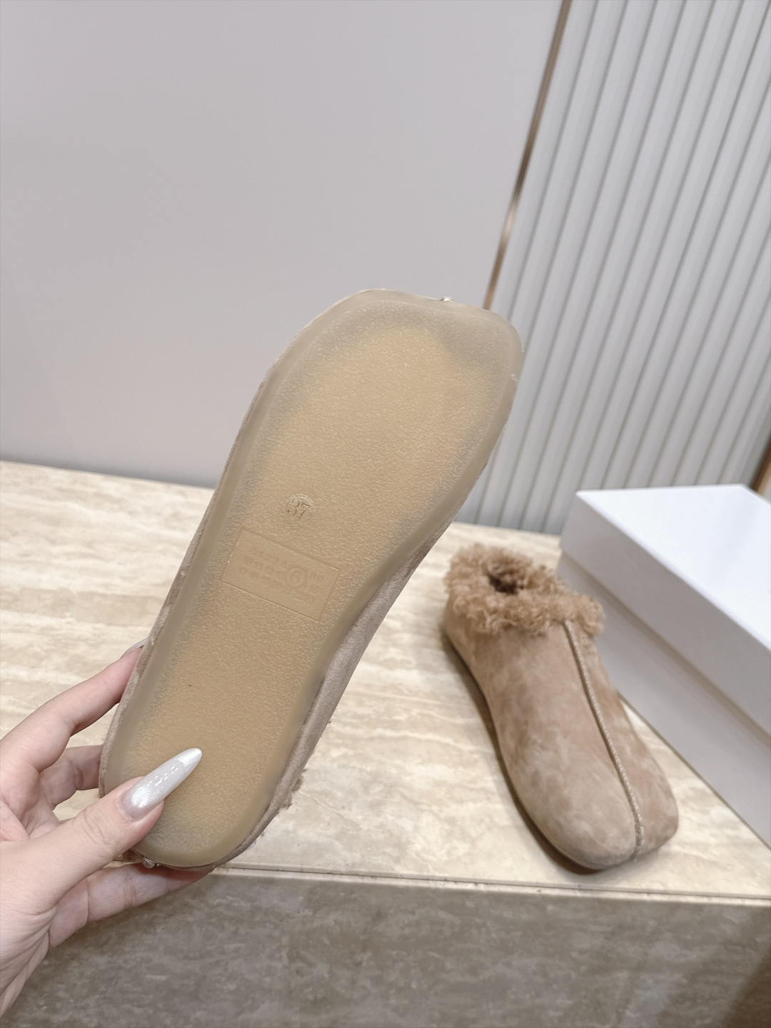 Maison Margiela mm6 秋季新款复古穆勒羊毛拖鞋‼️ 自带松弛极简氛围感的复古乐福穆勒拖，分趾头型搭配无