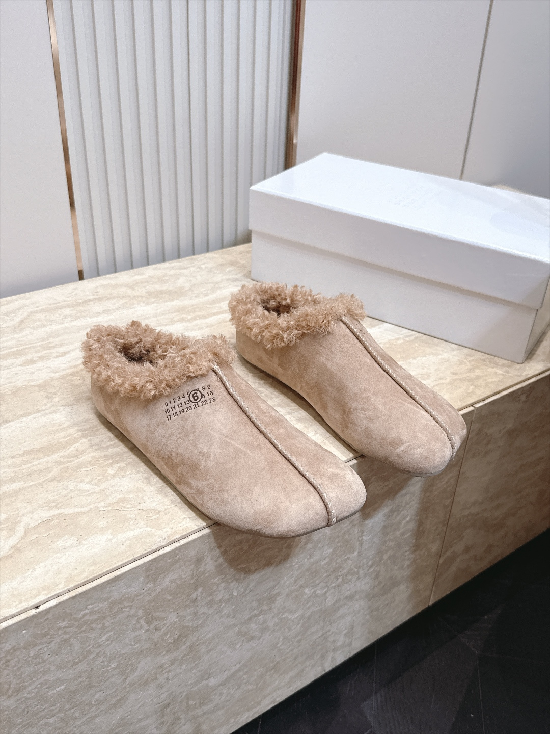Maison Margiela mm6 秋季新款复古穆勒羊毛拖鞋‼️ 自带松弛极简氛围感的复古乐福穆勒拖，分趾头型搭配无