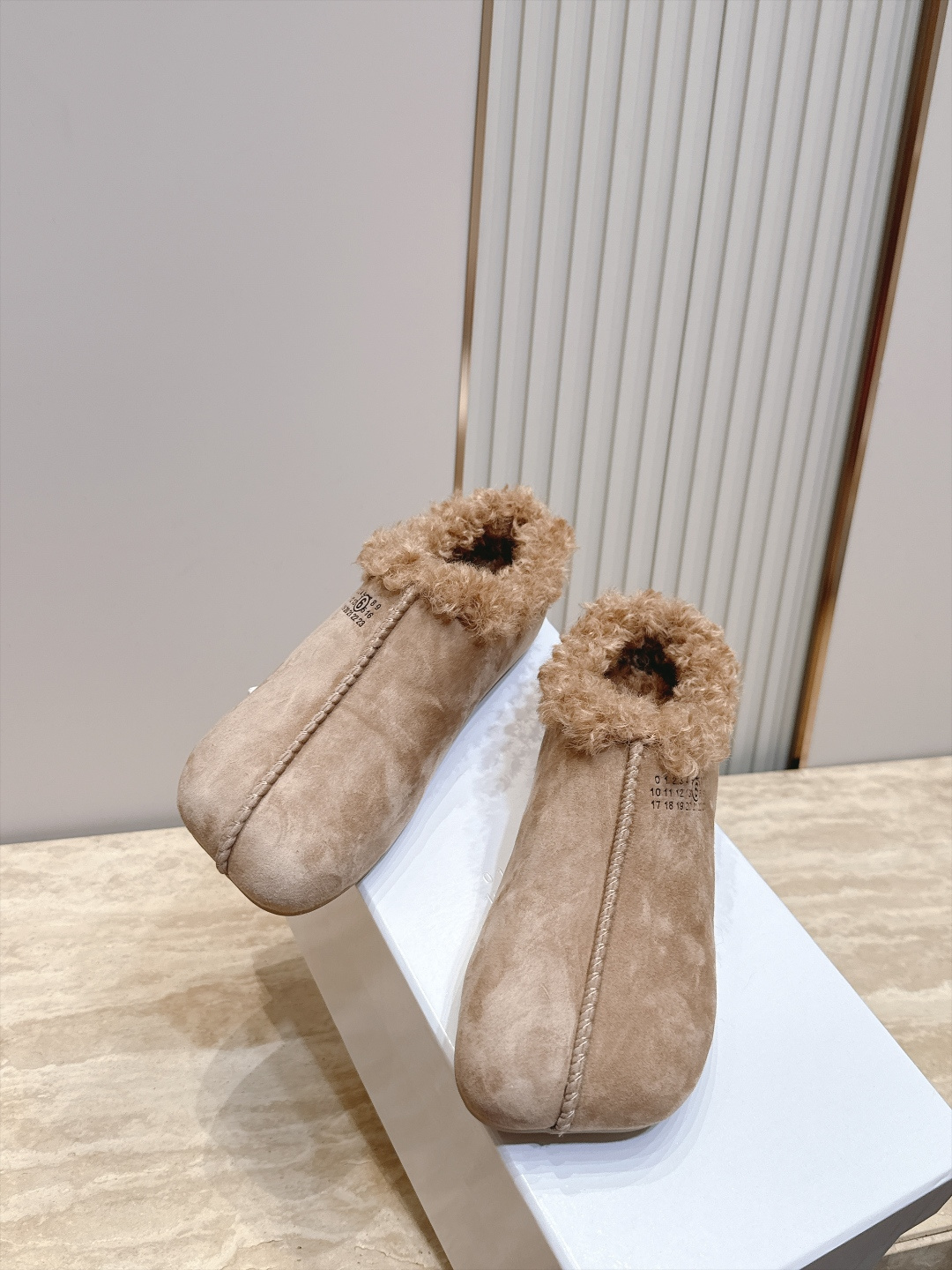Maison Margiela mm6 秋季新款复古穆勒羊毛拖鞋‼️ 自带松弛极简氛围感的复古乐福穆勒拖，分趾头型搭配无