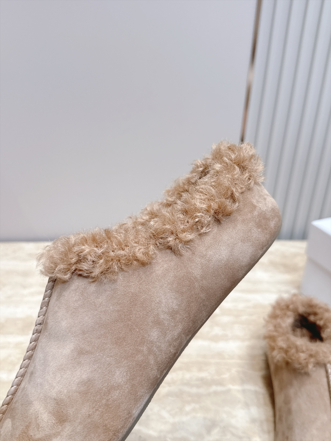 Maison Margiela mm6 秋季新款复古穆勒羊毛拖鞋‼️ 自带松弛极简氛围感的复古乐福穆勒拖，分趾头型搭配无