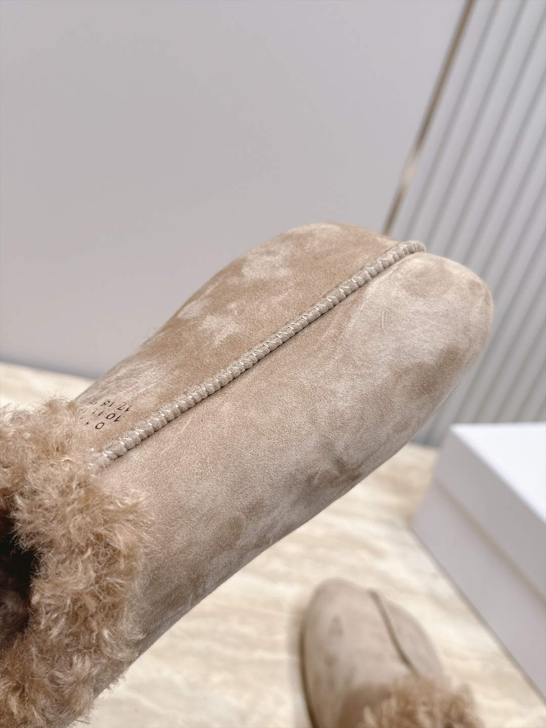 Maison Margiela mm6 秋季新款复古穆勒羊毛拖鞋‼️ 自带松弛极简氛围感的复古乐福穆勒拖，分趾头型搭配无