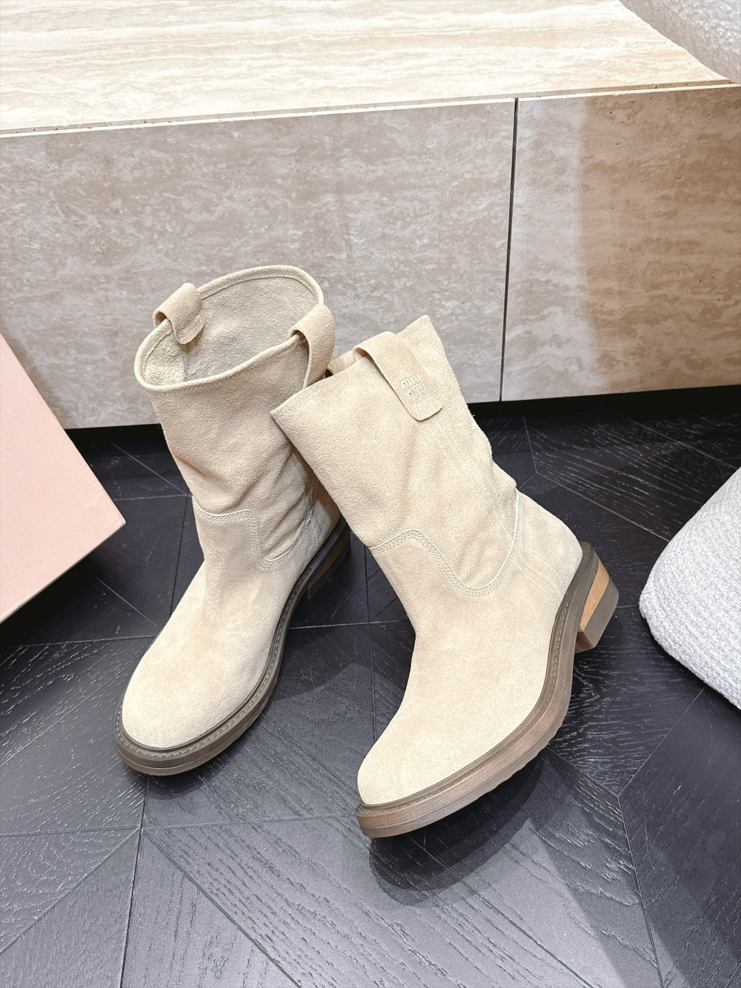 MIUMIU缪缪2026vs早秋最新走秀爆款复古绒面皮马丁骑士靴   今年最值得入手的靴子 没有之一！易梦玲同款超多网红