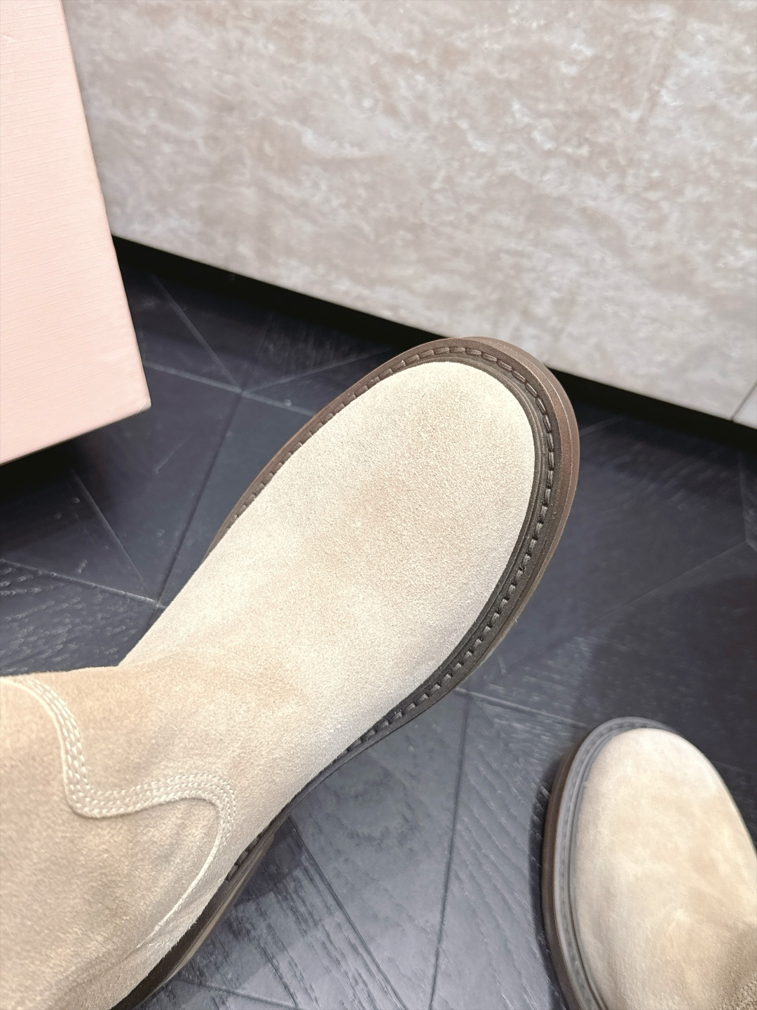 MIUMIU缪缪2026vs早秋最新走秀爆款复古绒面皮马丁骑士靴   今年最值得入手的靴子 没有之一！易梦玲同款超多网红