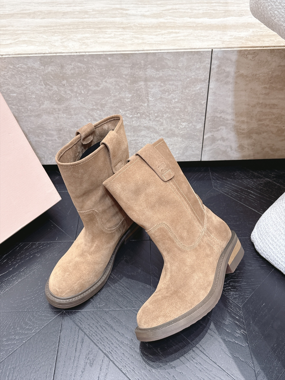 MIUMIU缪缪2026vs早秋最新走秀爆款复古绒面皮马丁骑士靴   今年最值得入手的靴子 没有之一！易梦玲同款超多网红
