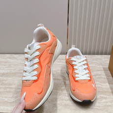顶级版本: LV Runner Tatic男款运动鞋是Louis Vuitton 高端休闲鞋,麂皮、网布和橡胶拼接,质感 顶级版本: LV Runner Tatic男款运动鞋是Louis Vuitton 高端休闲鞋,麂皮、网布和橡胶拼接,质感