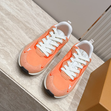 顶级版本: LV Runner Tatic男款运动鞋是Louis Vuitton 高端休闲鞋,麂皮、网布和橡胶拼接,质感 顶级版本: LV Runner Tatic男款运动鞋是Louis Vuitton 高端休闲鞋,麂皮、网布和橡胶拼接,质感