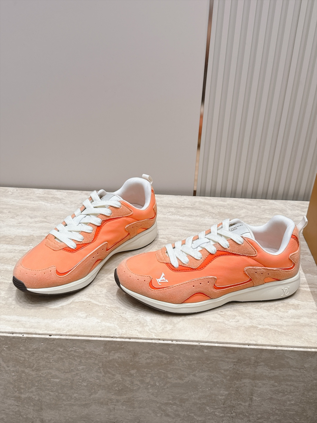 顶级版本： LV Runner Tatic男款运动鞋是Louis Vuitton 高端休闲鞋，麂皮、网布和橡胶拼接，质感