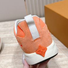 顶级版本: LV Runner Tatic男款运动鞋是Louis Vuitton 高端休闲鞋,麂皮、网布和橡胶拼接,质感 顶级版本: LV Runner Tatic男款运动鞋是Louis Vuitton 高端休闲鞋,麂皮、网布和橡胶拼接,质感