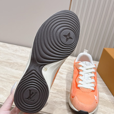 顶级版本: LV Runner Tatic男款运动鞋是Louis Vuitton 高端休闲鞋,麂皮、网布和橡胶拼接,质感 顶级版本: LV Runner Tatic男款运动鞋是Louis Vuitton 高端休闲鞋,麂皮、网布和橡胶拼接,质感