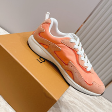 顶级版本: LV Runner Tatic男款运动鞋是Louis Vuitton 高端休闲鞋,麂皮、网布和橡胶拼接,质感 顶级版本: LV Runner Tatic男款运动鞋是Louis Vuitton 高端休闲鞋,麂皮、网布和橡胶拼接,质感