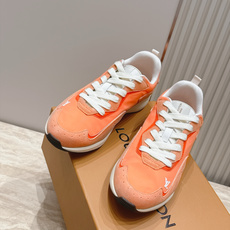 顶级版本: LV Runner Tatic男款运动鞋是Louis Vuitton 高端休闲鞋,麂皮、网布和橡胶拼接,质感 顶级版本: LV Runner Tatic男款运动鞋是Louis Vuitton 高端休闲鞋,麂皮、网布和橡胶拼接,质感