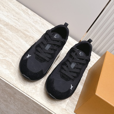 顶级版本: LV Runner Tatic男款运动鞋是Louis Vuitton 高端休闲鞋,麂皮、网布和橡胶拼接,质感 顶级版本: LV Runner Tatic男款运动鞋是Louis Vuitton 高端休闲鞋,麂皮、网布和橡胶拼接,质感