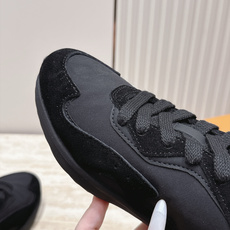 顶级版本: LV Runner Tatic男款运动鞋是Louis Vuitton 高端休闲鞋,麂皮、网布和橡胶拼接,质感 顶级版本: LV Runner Tatic男款运动鞋是Louis Vuitton 高端休闲鞋,麂皮、网布和橡胶拼接,质感
