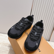 顶级版本: LV Runner Tatic男款运动鞋是Louis Vuitton 高端休闲鞋,麂皮、网布和橡胶拼接,质感 顶级版本: LV Runner Tatic男款运动鞋是Louis Vuitton 高端休闲鞋,麂皮、网布和橡胶拼接,质感