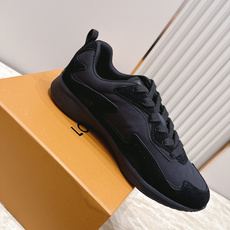 顶级版本: LV Runner Tatic男款运动鞋是Louis Vuitton 高端休闲鞋,麂皮、网布和橡胶拼接,质感 顶级版本: LV Runner Tatic男款运动鞋是Louis Vuitton 高端休闲鞋,麂皮、网布和橡胶拼接,质感