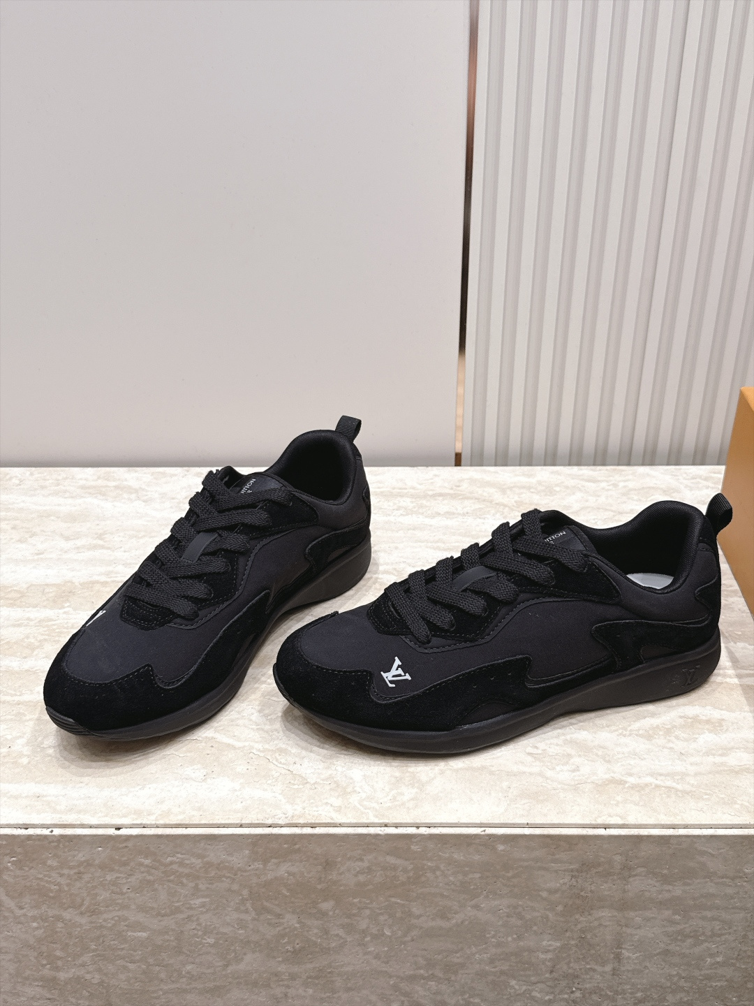 顶级版本： LV Runner Tatic男款运动鞋是Louis Vuitton 高端休闲鞋，麂皮、网布和橡胶拼接，质感