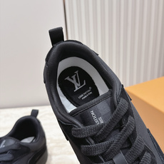 顶级版本: LV Runner Tatic男款运动鞋是Louis Vuitton 高端休闲鞋,麂皮、网布和橡胶拼接,质感 顶级版本: LV Runner Tatic男款运动鞋是Louis Vuitton 高端休闲鞋,麂皮、网布和橡胶拼接,质感