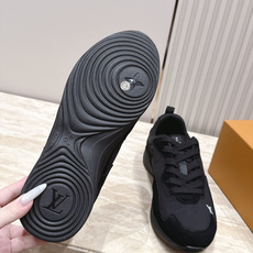 顶级版本: LV Runner Tatic男款运动鞋是Louis Vuitton 高端休闲鞋,麂皮、网布和橡胶拼接,质感 顶级版本: LV Runner Tatic男款运动鞋是Louis Vuitton 高端休闲鞋,麂皮、网布和橡胶拼接,质感
