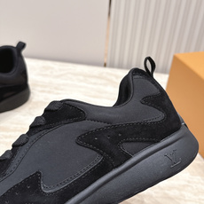 顶级版本: LV Runner Tatic男款运动鞋是Louis Vuitton 高端休闲鞋,麂皮、网布和橡胶拼接,质感 顶级版本: LV Runner Tatic男款运动鞋是Louis Vuitton 高端休闲鞋,麂皮、网布和橡胶拼接,质感