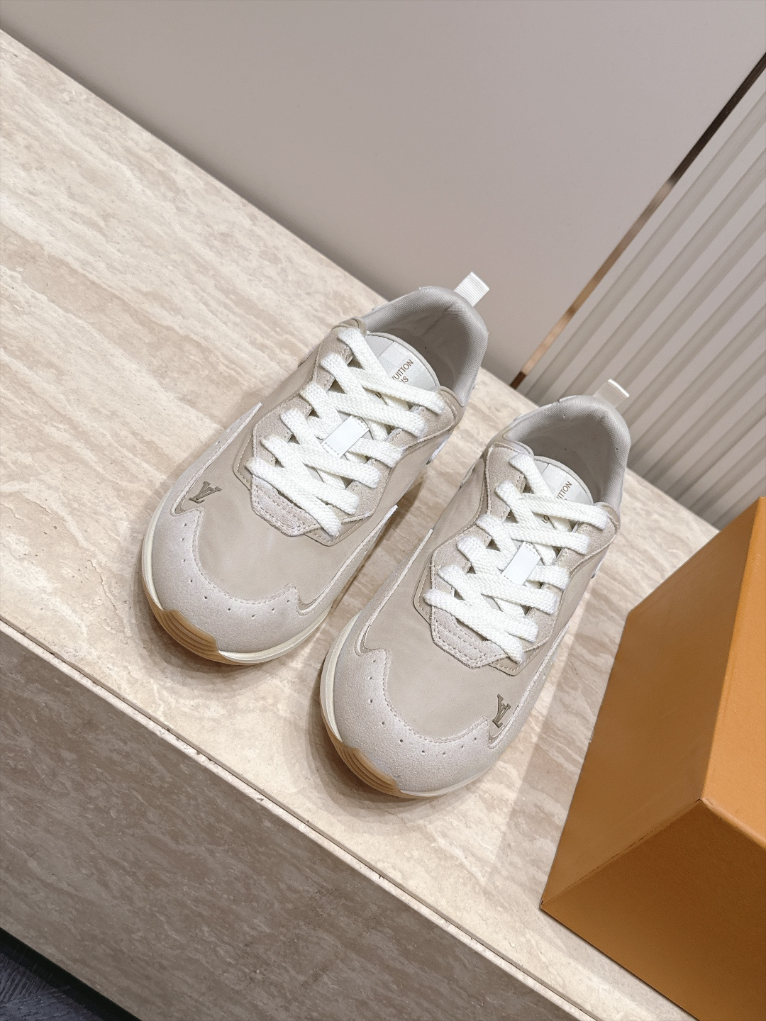 顶级版本： LV Runner Tatic男款运动鞋是Louis Vuitton 高端休闲鞋，麂皮、网布和橡胶拼接，质感