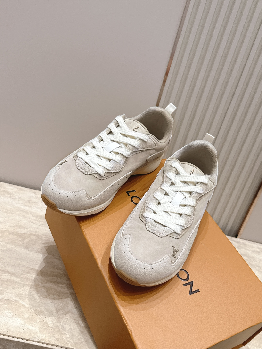 顶级版本： LV Runner Tatic男款运动鞋是Louis Vuitton 高端休闲鞋，麂皮、网布和橡胶拼接，质感