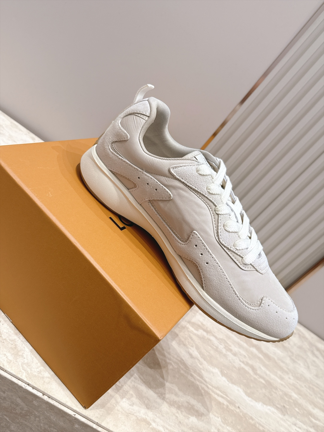 顶级版本： LV Runner Tatic男款运动鞋是Louis Vuitton 高端休闲鞋，麂皮、网布和橡胶拼接，质感