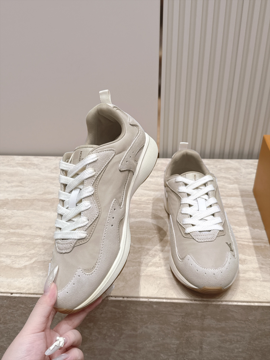 顶级版本： LV Runner Tatic男款运动鞋是Louis Vuitton 高端休闲鞋，麂皮、网布和橡胶拼接，质感