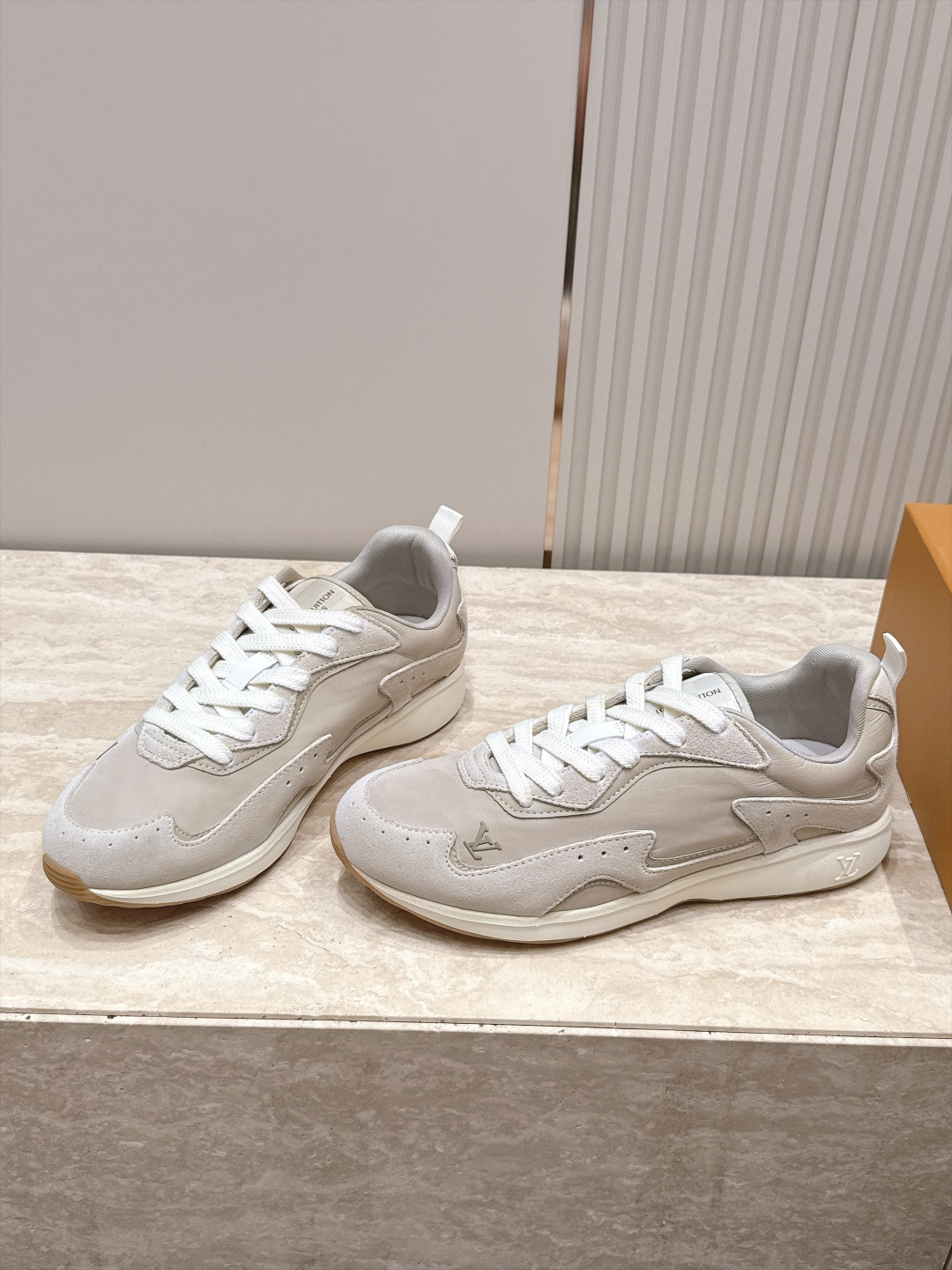 顶级版本： LV Runner Tatic男款运动鞋是Louis Vuitton 高端休闲鞋，麂皮、网布和橡胶拼接，质感