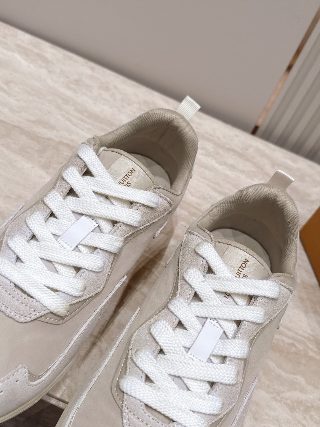 顶级版本： LV Runner Tatic男款运动鞋是Louis Vuitton 高端休闲鞋，麂皮、网布和橡胶拼接，质感