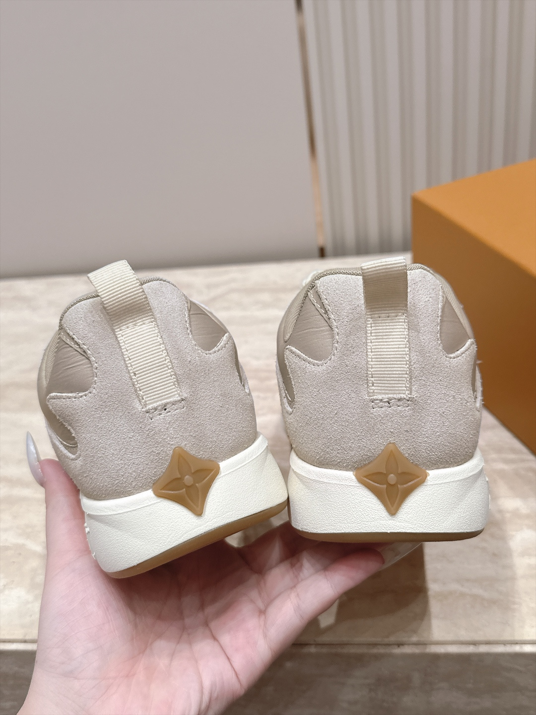 顶级版本： LV Runner Tatic男款运动鞋是Louis Vuitton 高端休闲鞋，麂皮、网布和橡胶拼接，质感