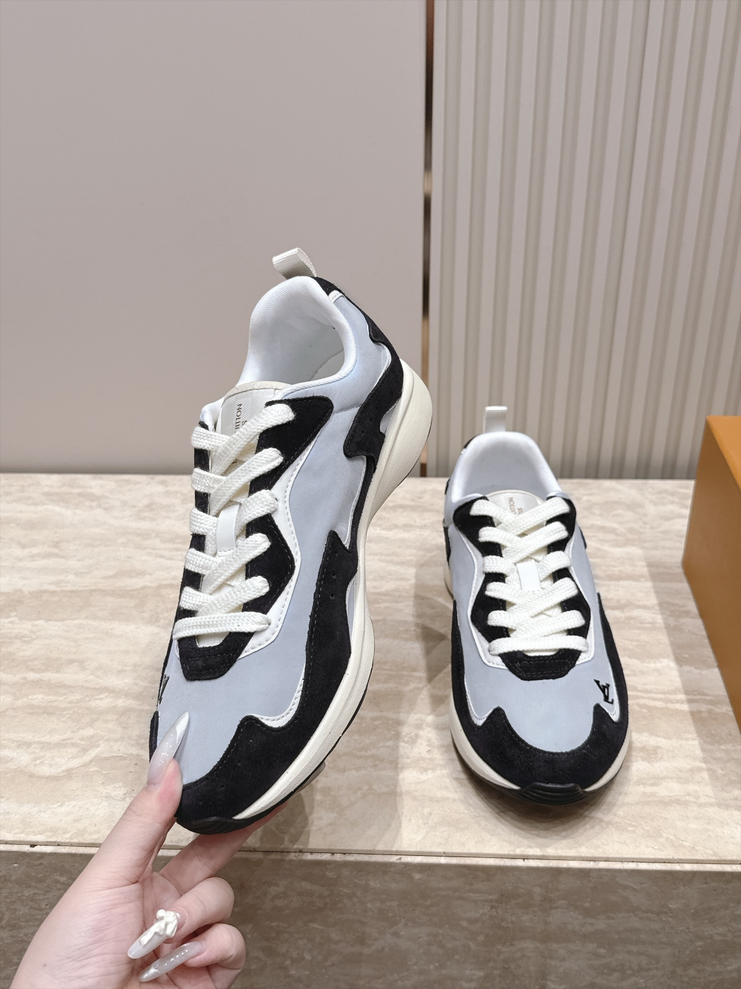 顶级版本： LV Runner Tatic男款运动鞋是Louis Vuitton 高端休闲鞋，麂皮、网布和橡胶拼接，质感
