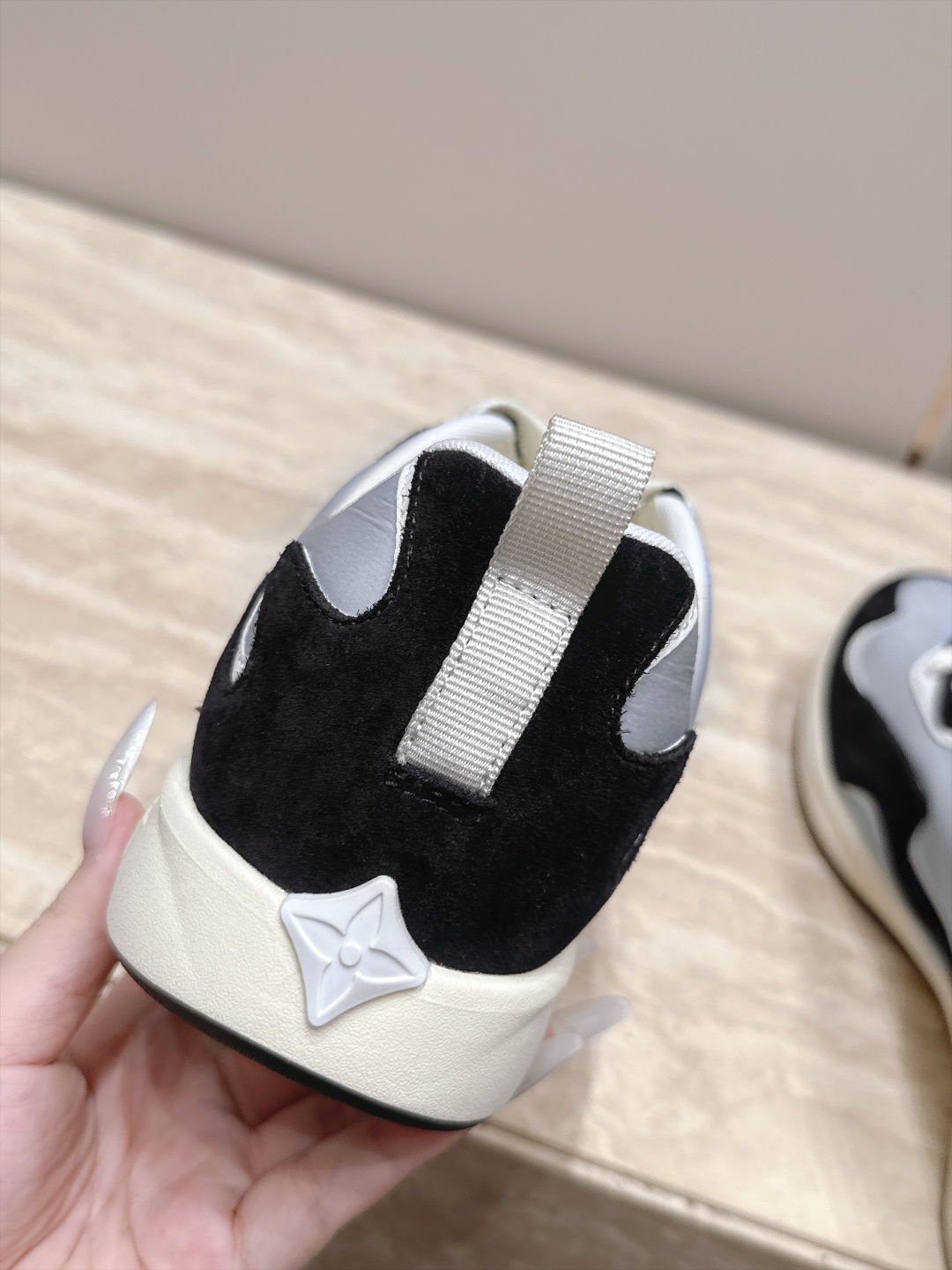 顶级版本： LV Runner Tatic男款运动鞋是Louis Vuitton 高端休闲鞋，麂皮、网布和橡胶拼接，质感