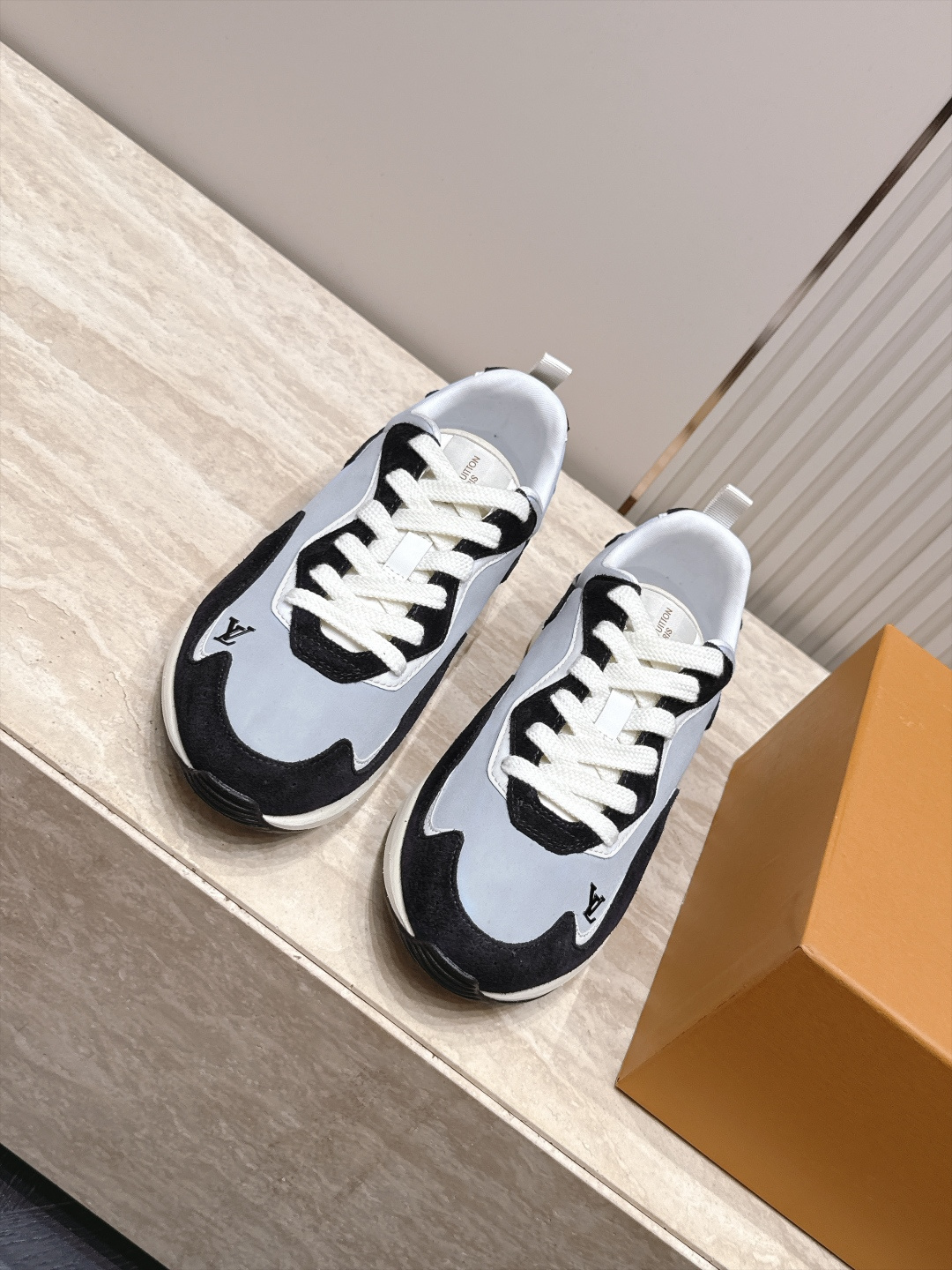 顶级版本： LV Runner Tatic男款运动鞋是Louis Vuitton 高端休闲鞋，麂皮、网布和橡胶拼接，质感