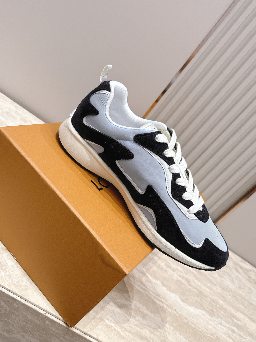 顶级版本： LV Runner Tatic男款运动鞋是Louis Vuitton 高端休闲鞋，麂皮、网布和橡胶拼接，质感