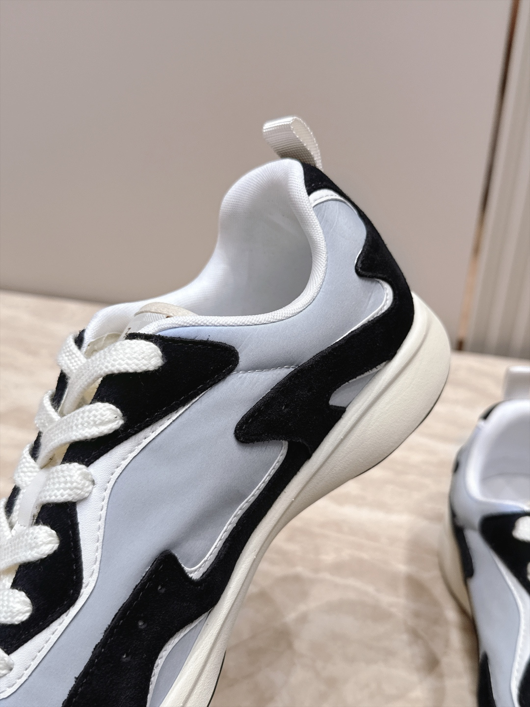 顶级版本： LV Runner Tatic男款运动鞋是Louis Vuitton 高端休闲鞋，麂皮、网布和橡胶拼接，质感