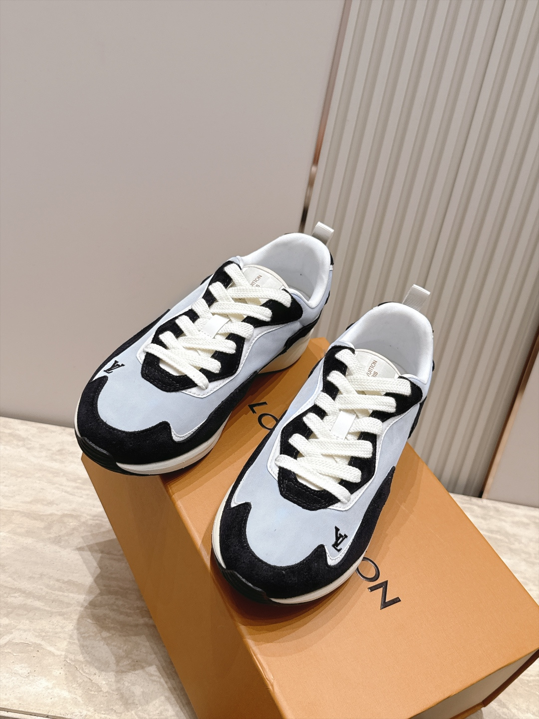 顶级版本： LV Runner Tatic男款运动鞋是Louis Vuitton 高端休闲鞋，麂皮、网布和橡胶拼接，质感