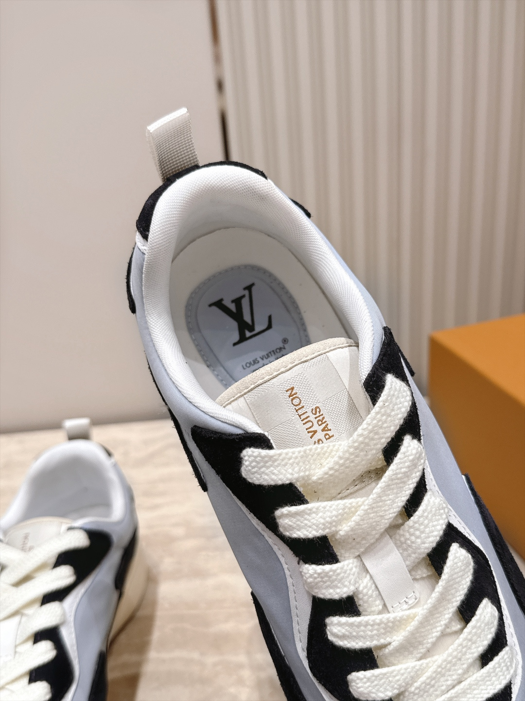 顶级版本： LV Runner Tatic男款运动鞋是Louis Vuitton 高端休闲鞋，麂皮、网布和橡胶拼接，质感