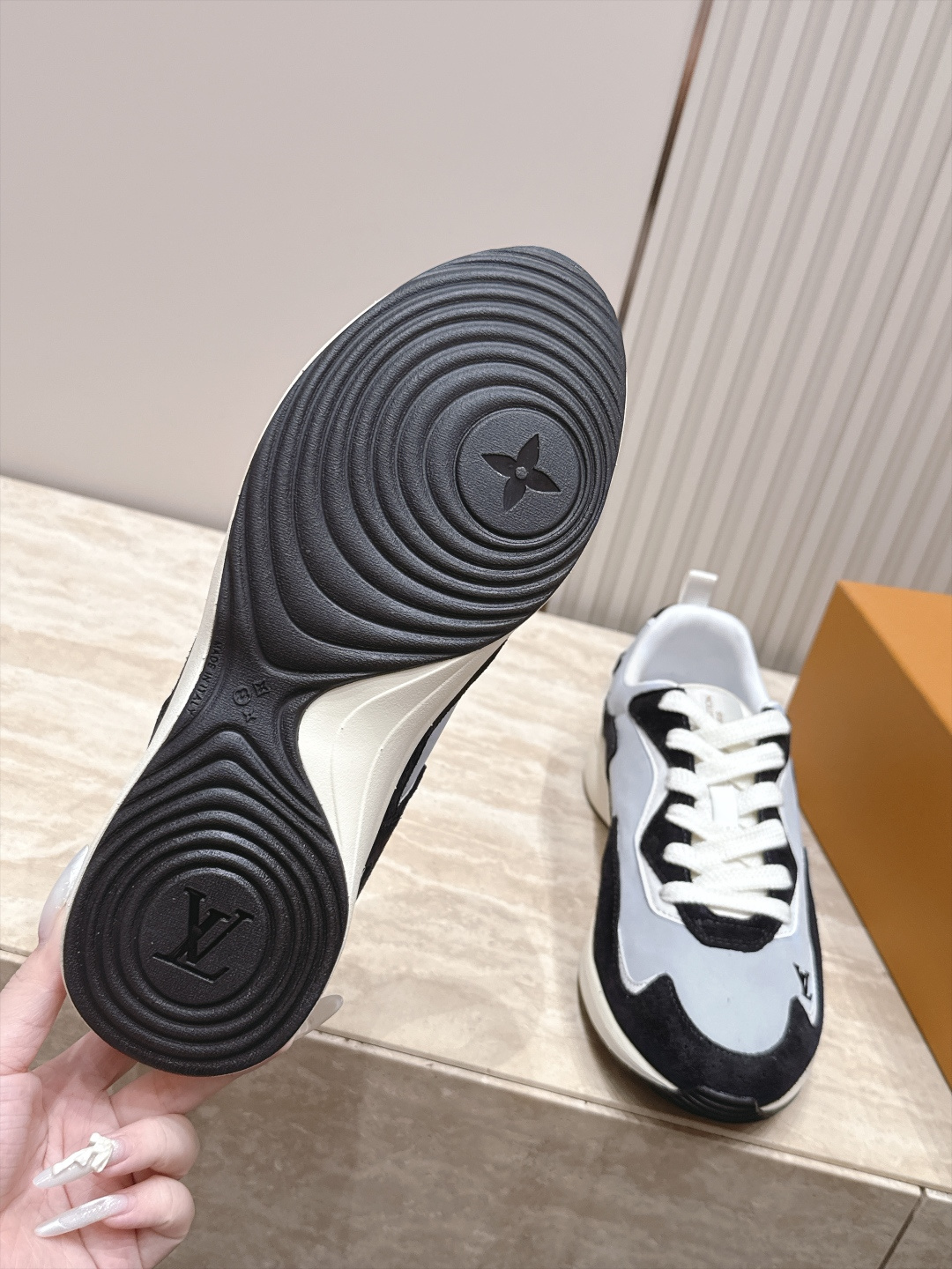 顶级版本： LV Runner Tatic男款运动鞋是Louis Vuitton 高端休闲鞋，麂皮、网布和橡胶拼接，质感