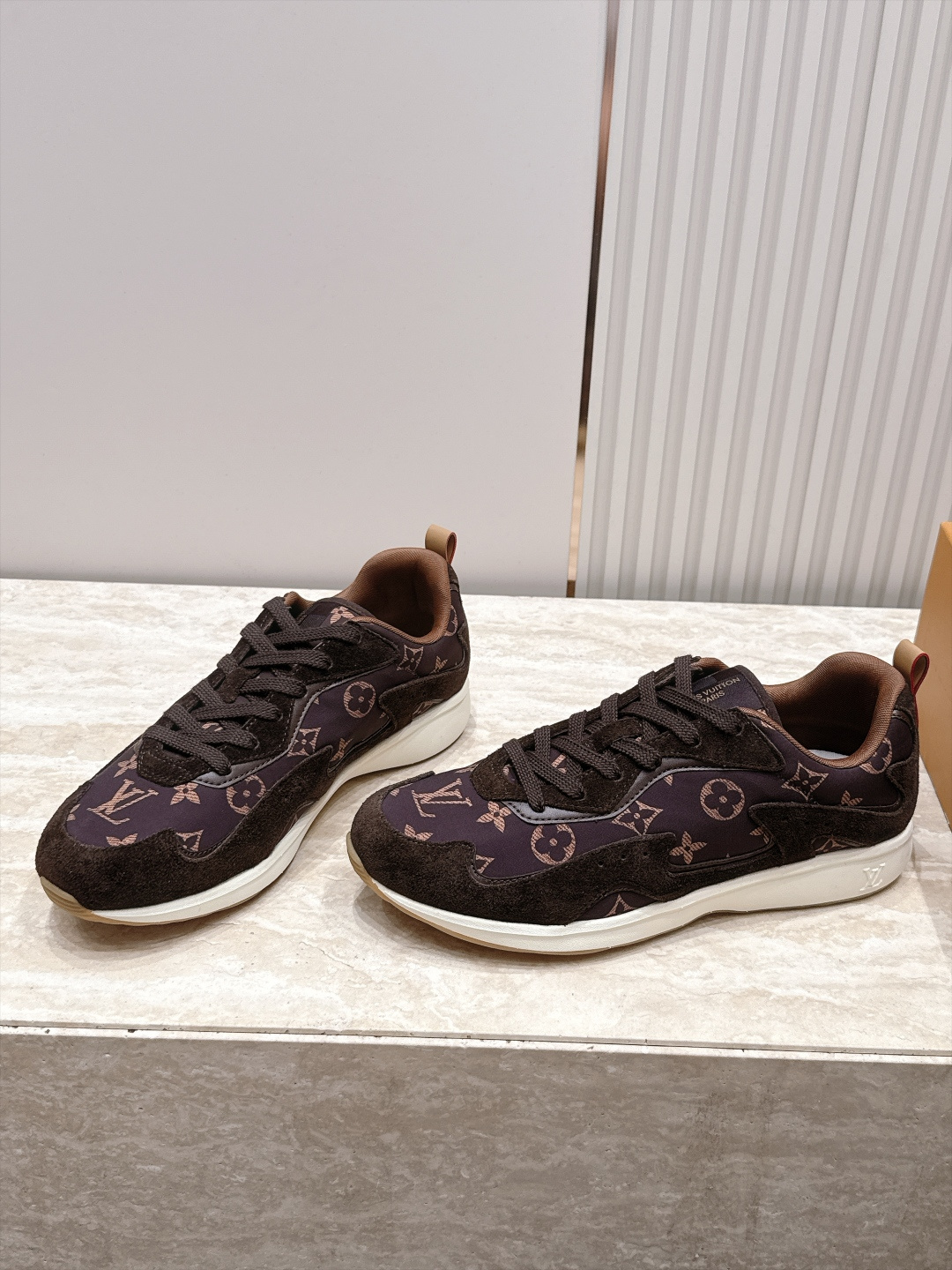 顶级版本： LV Runner Tatic男款运动鞋是Louis Vuitton 高端休闲鞋，麂皮、网布和橡胶拼接，质感