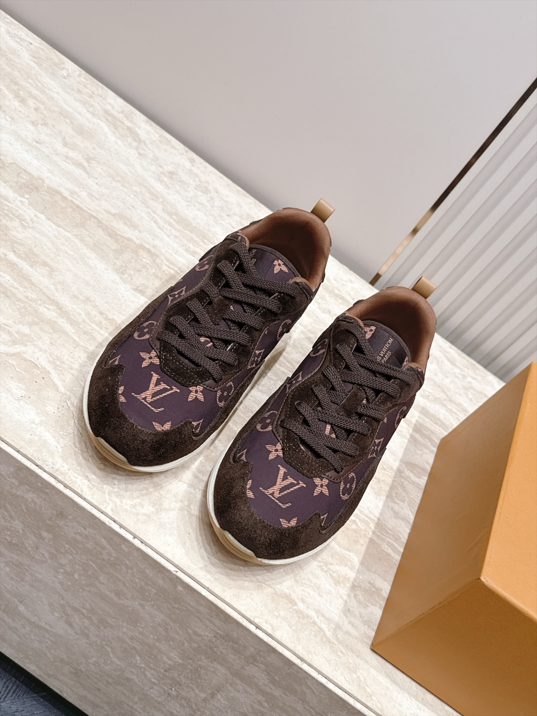 顶级版本： LV Runner Tatic男款运动鞋是Louis Vuitton 高端休闲鞋，麂皮、网布和橡胶拼接，质感