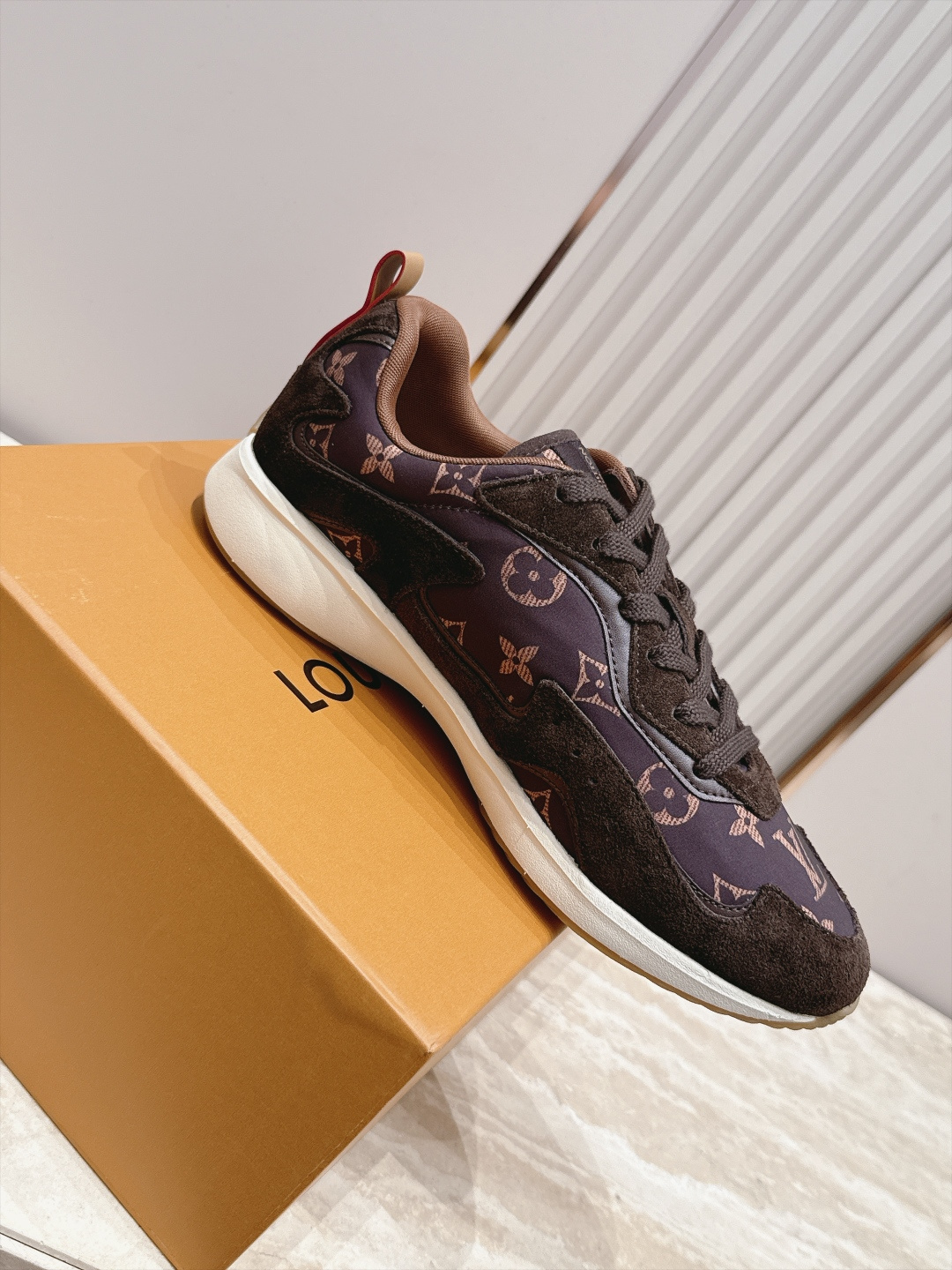 顶级版本： LV Runner Tatic男款运动鞋是Louis Vuitton 高端休闲鞋，麂皮、网布和橡胶拼接，质感