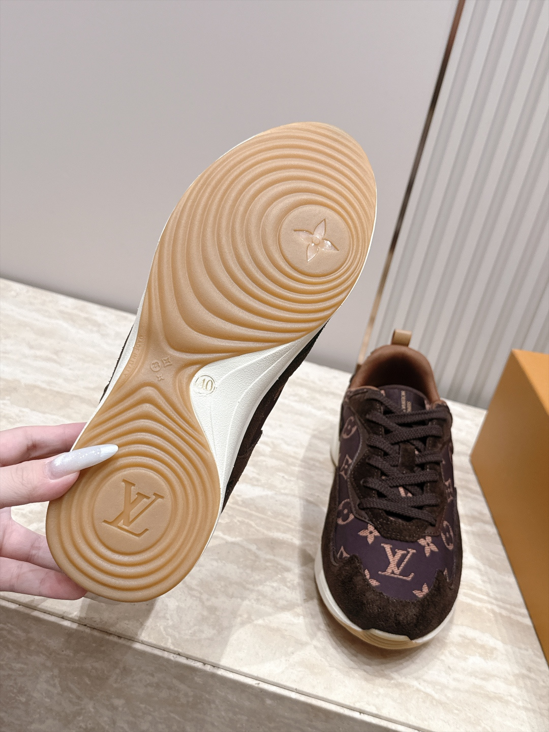 顶级版本： LV Runner Tatic男款运动鞋是Louis Vuitton 高端休闲鞋，麂皮、网布和橡胶拼接，质感